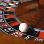 Рулетка в казино с фишками и игровым столом