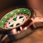 Игровое колесо Crazy Time в онлайн-казино с яркими секторами